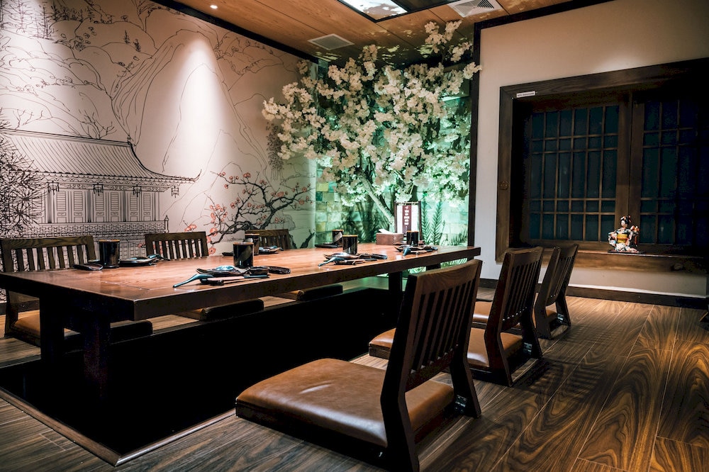 New Sake is one of the oldest and most reputable Japanese restaurants in Hanoi, with a cozy design
